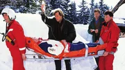 Dr. Stefan Frank (Sigmar Solbach, M.) und Ferdl Beer (Josef Baum, 2.v.r.) haben den todkranken Henning Beer (Horst Kotterba) in der Skihütte gefunden. Die Notärzte bringen ihn zum Hubschrauber. Dr. Stefan Frank (Sigmar Solbach, M.) und Ferdl Beer (Josef Baum, 2.v.r.) haben den todkranken Henning Beer (Horst Kotterba) in der Skihütte gefunden. Die Notärzte bringen ihn zum Hubschrauber.