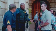 Geraten aneinander: Steve (Alex O'Loughlin, r.) und SWAT Commander Grover (Chi McBride, 2.v.l.) ...