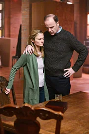 Danielle (Claire Coffee, l.); Der Knochensammler (Brian O'Byrne, r.) Danielle (Claire Coffee, l.); Der Knochensammler (Brian O'Byrne, r.)