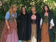 Die gute Hexe Eva (Clare Carey, l.) bittet Piper (Holly Marie Combs, 2.v.l.), Phoebe (Alyssa Milano, 2.v.r.) und Prue (Shannen Doherty, r.), ein Baby zu retten ....