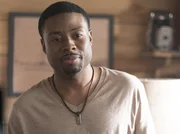Macht sich Sorgen um seinem Mitbewohner MacGyver: Bozer (Justin Hires) ...