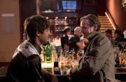 Paul Siemsen (Michael Wittenborn, r.) hat sich in den Dealer Roman (Kai Albrecht, l.) verliebt. Paul Siemsen (Michael Wittenborn, r.) hat sich in den Dealer Roman (Kai Albrecht, l.) verliebt.