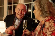 Uta (Isabel Trimborn, r.) und Plocher (Michael Prelle, l.) freuen sich auf ein spannendes Krimi-Dinner.