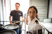 Arda Turan (Yasemin Cetinkaya, r.) und Frank van Dijk (Niklas Osterloh, l.) kontrollieren einen verdächtigen Kühlcontainer. Arda Turan (Yasemin Cetinkaya, r.) und Frank van Dijk (Niklas Osterloh, l.) kontrollieren einen verdächtigen Kühlcontainer.
