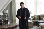 In der Villa des ermordeten Baseballspielers Cano Vega begibt sich Richard Castle (Nathan Fillion) auf Spurensuche.