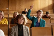 Rechtswissenschaftliche Fakult&auml;t: Vicky (Katja Danowski, r. mit Komparserie) versteht kein Wort.
