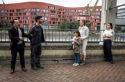 Tarik beteuert vor seiner Frau und seiner Tochter seine Unschuld, als er von Carsten Heinrich abgef&uuml;hrt wird.