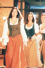 Im 17. Jahrhundert versuchen Piper (Holly Marie Combs, M.), Phoebe (Alyssa Milano, r.) und Prue (Shannen Doherty, l.), ein Baby zu retten.