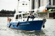 J&auml;ger (Markus John) kann sich nicht ans Bootfahren gew&ouml;hnen.