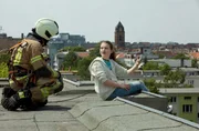 Markus (Max Hemmersdorfer, l.) rettet Emily (Mila Voigt, r.), sie wollte vom Dach springen.