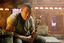 Noland (Laurence Fishburne) lebt und &uuml;berlebt schon seit geraumer Zeit auf dem Planeten. Als er den ungl&uuml;cklichen Neuank&ouml;mmlingen seine Hilfe anbietet, ahnt niemand, dass auch er ein Wolf im Schafspelz ist ...