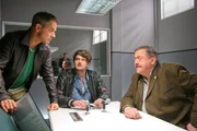 Die Rosenheim-Cops Bergmann (Florian Fitz, l.) und Hofer (Joseph Hannesschläger, r.) vernehmen Max Offinger (Frederic Welter, M.).