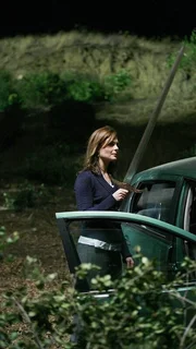 Als die Leiche einer Frau in mittelalterlicher Kostümierung gefunden wird, vermuten Bones (Emily Deschanel) und ihre Kollegen, dass es sich um die Anhängerin einer Fantasy-Gemeinde handelt, da sie im Besitz eines Excalibur-Schwertes war, das für eingefleischte Fans von unschätzbarem Wert ist.