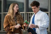 Kerstin Schmidt (Carolin Hartmann, l.) kommt sogleich ins Klinikum geeilt, ihr Mann wurde notoperiert. Sie weiht Ben (Philipp Danne, r.) in ihre Eheprobleme ein.