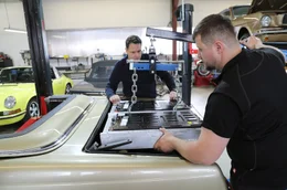 Einbau von Batteriespeichern in einen Mercedes-Oldtimer. Clemens Hummel (l.) hat sich in Villlingen-Schwenningen auf den Umbau von Oldtimern spezialisiert.