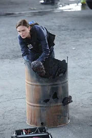 Brennan (Emily Deschanel) untersucht die verbrannten &Uuml;berreste eines ber&uuml;hmten Scheidungsanwaltes.