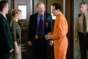 Monk "Mr. Monk wird gejagt (1)". Im Bild (v.li.): Jason Gray-Stanford, Traylor Howard, Ted Levine, Tony Shalhoub, Scott Glenn. Monk "Mr. Monk wird gejagt (1)". Im Bild (v.li.): Jason Gray-Stanford, Traylor Howard, Ted Levine, Tony Shalhoub, Scott Glenn.