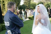 Eine Leiche am Hochzeitstag - ein Albtraum für die frisch vermählte Braut Jill Chase (Reagan Pasternak) und ihren Mann, dessen Mutter das Opfer ist. Gil Grissom (William Petersen) beginnt mit den Ermittlungen vor Ort. Eine Leiche am Hochzeitstag - ein Albtraum für die frisch vermählte Braut Jill Chase (Reagan Pasternak) und ihren Mann, dessen Mutter das Opfer ist. Gil Grissom (William Petersen) beginnt mit den Ermittlungen vor Ort.