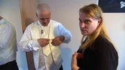 Olaf und Jessica werfen noch einmal einen Blick auf das finale Hochzeitsoutfit.