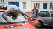 In der L&uuml;becker Altstadt ist ein Mann aus dem Fenster gesto&szlig;en worden und landet auf dem Auto eines Fast-Food-Lieferanten (mit Komparsen).
