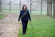 Baroness Susan De Stempel kann der Mord an ihrem Ex-Mann nicht nachgewiesen werden. Im Zuge der Ermittlungen finden sich jedoch Beweise, dass sie gemeinschaftlich eine Tante um eine große Summe Geld betrogen hat. Dafür muss sie 7 Jahre ins Gefängnis. Baroness Susan De Stempel kann der Mord an ihrem Ex-Mann nicht nachgewiesen werden. Im Zuge der Ermittlungen finden sich jedoch Beweise, dass sie gemeinschaftlich eine Tante um eine große Summe Geld betrogen hat. Dafür muss sie 7 Jahre ins Gefängnis.