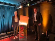 Der Atomphysiker Tobias Schaetz erläutert, ob wir Quanten brauchen; Wirtschaftspsychologin Sarah Diefenbach erklärt soziale Konflikte durch Smartphones. Der Atomphysiker Tobias Schaetz erläutert, ob wir Quanten brauchen; Wirtschaftspsychologin Sarah Diefenbach erklärt soziale Konflikte durch Smartphones.