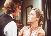 Dr. Baker (Kevin Hagen, l.) teilt Caroline (Karen Grassle, r.) mit, dass sie nicht schwanger ist.