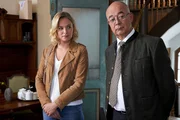 Polizeidirektor Achtziger (Alexander Duda) und Kommissarin Winter (Vanessa Eckart) ermitteln zum ersten Mal gemeinsam in einem Mordfall. Polizeidirektor Achtziger (Alexander Duda) und Kommissarin Winter (Vanessa Eckart) ermitteln zum ersten Mal gemeinsam in einem Mordfall.