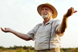 Wenn er mit Vogelfutter in den H&auml;nden in der Wiese steht, hofft Karl (Klaus A. M&uuml;ller-Oi), dass die V&ouml;gel zu ihm zur&uuml;ckkehren.