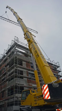 Manchmal kann es auch einem Autokran zu viel werden. Hier biegt sich das Gestell sichtbar unter der Last.
