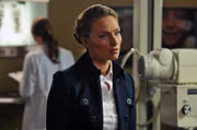 A.D.A. Kim Greylek (Michaela McManus) will einem Arzt das Handwerk legen, der konsequent leugnet, dass das HI-Virus AIDS verursacht. A.D.A. Kim Greylek (Michaela McManus) will einem Arzt das Handwerk legen, der konsequent leugnet, dass das HI-Virus AIDS verursacht.