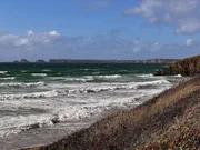 Halbinsel Crozon im Nordwesten der Bretagne Finistère gilt mit seiner wilden Küste als eine der beeindruckendsten Landschaften der Bretagne. Hier bauen sich die Auswanderinnen Tabea Kannengießer und Lisa Spengler ihr neues Zuhause auf. Halbinsel Crozon im Nordwesten der Bretagne Finistère gilt mit seiner wilden Küste als eine der beeindruckendsten Landschaften der Bretagne. Hier bauen sich die Auswanderinnen Tabea Kannengießer und Lisa Spengler ihr neues Zuhause auf.