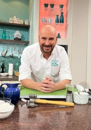 Der schwäbische Spitzenkoch Timo Böckle bringt einen butterzarten Rehrücken auf den Tisch - begleitet von Maronen und süßer Birne. Sören Anders serviert ein Reh-Geschnetzeltes.