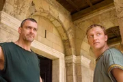 Vorenus (Kevin McKidd, re.) geht mit Marc Anton nach Alexandria. Schweren Herzens trennt er sich von Pullo (Ray Stevenson).