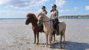 Tabea Kannengießer und Lisa Spengler mit ihren Pferden am Strand. Tabea Kannengießer und Lisa Spengler mit ihren Pferden am Strand.