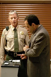 Der kauzige Sheriff Rollins (Scott Glenn, l.) bringt Adrian Monk (Tony Shalhoub, r.) hinter Schloss und Riegel, da er glaubt, Monk habe den Mörder seiner Frau umgebracht. Der kauzige Sheriff Rollins (Scott Glenn, l.) bringt Adrian Monk (Tony Shalhoub, r.) hinter Schloss und Riegel, da er glaubt, Monk habe den Mörder seiner Frau umgebracht.