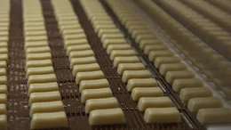 F&uuml;r den Marzipan-Klassiker der L&uuml;becker Firma Niederegger wird die geformte Mandelpaste im Anschluss mit Schokolade &uuml;berzogen.