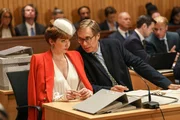 Greg (Stephen Merchant) soll Gabby (Eleanor Tomlinson) als Anwalt vor Gericht vertreten. Sie möchte ihr Erbe erstreiten. Greg (Stephen Merchant) soll Gabby (Eleanor Tomlinson) als Anwalt vor Gericht vertreten. Sie möchte ihr Erbe erstreiten.