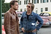 Cliff Booth (Brad Pitt, r.) st&auml;rkt Rick Dalton (Leonardo DiCaprio, l.) den R&uuml;cken, wenn dieser an den Spielregeln des "neuen Hollywood" zu verzweifeln droht.