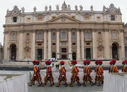 Die Schweizergarde vor Petersdom