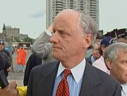 Gouverneur Frank Keating besucht zum ersten Mal den Ort des Bombenanschlags und gibt eine Erkl&auml;rung vor der Presse in Oklahoma City, Oklahoma, 19. April 1995. (News9 Oklahoma City)
