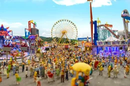 Eine gro&szlig;e Herausforderung ist die Kirmes in Mitteldeutschland. Mehr als ein Jahr haben die Modellbauer und Techniker an dem neuen Jahrmarkt gearbeitet. Sie haben Fahrgesch&auml;fte mechanisiert, Schriftz&uuml;ge beleuchtet, Attraktionen erdacht und versucht, die Gesetze der Schwerkraft auszutricksen.