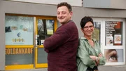 Alex und Janett posieren vor Pfandhaus Alex und Janett posieren vor Pfandhaus