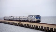 Der Zug "Crescent" auf der Br&uuml;cke durch den Lake Pontchartrain n&ouml;rdlich von New Orleans.