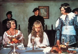 Die K&ouml;nigin (Milena Dvorsk&aacute;, li.) m&ouml;chte, dass ihre Tochter (Marie Hor&aacute;kov&aacute;, Mi.) und Prinz Georg (Jan Kraus, re.) heiraten.