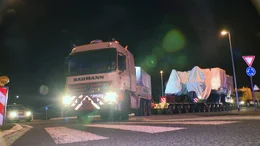 Nachtfahrt zum Bonner Hafen: Der Schwertransport einer 140 Tonnen schweren und &uuml;ber 40 Meter langen Minenfr&auml;se steht an.