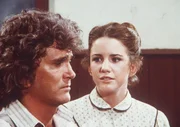 Charles (Michael Landon, l.) erzählt seiner Tochter Laura (Melissa Gilbert, r.), dass ihre Mutter nicht schwanger ist und deshalb sehr verzweifelt ist. Charles (Michael Landon, l.) erzählt seiner Tochter Laura (Melissa Gilbert, r.), dass ihre Mutter nicht schwanger ist und deshalb sehr verzweifelt ist.