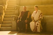 Octavius (Simon Woods, re.) ist zufrieden, dass Pullo (Ray Stevenson) mit ihm in den Krieg gegen Marc Anton ziehen wird.