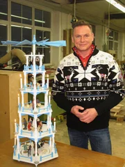 Mitten in dieser quirligen Zeit besucht Axel Bulthaupt die Weihnachtsmacher. Er schaut hinter die Kulissen der Menschen, die mit ihren Holzfiguren große und kleine Augen zum Strahlen bringen.