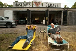 Es ist nicht wirklich viel los in Endlingen, auch nicht in Maslows Garage. Maslow (Joachim Kr&oacute;l) selbst und Ben (Sven Gielnik) haben viel Zeit, zu tr&auml;umen. Wobei Ben eher von den Weiten Afrikas tr&auml;umt und Maslow Pl&auml;ne spinnt, Endlingen endlich wieder zu Aufschwung zu verhelfen.